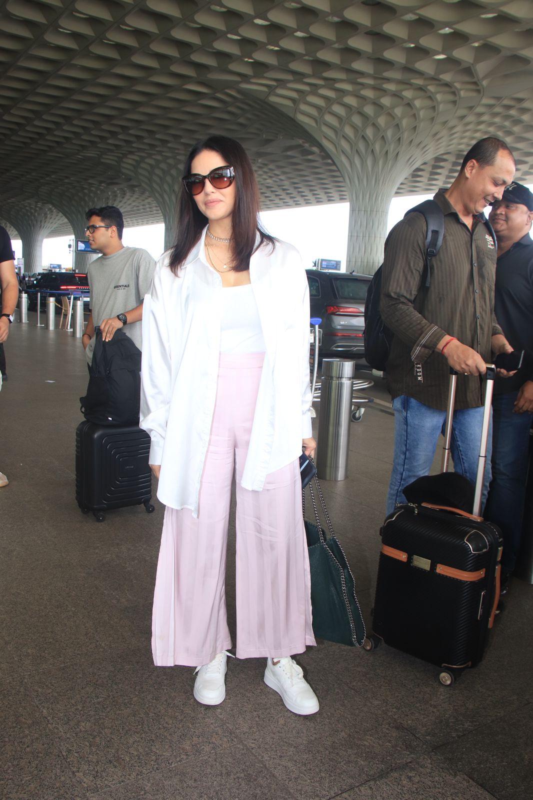The stunning Sunny Leone was spotted at the airport as well.